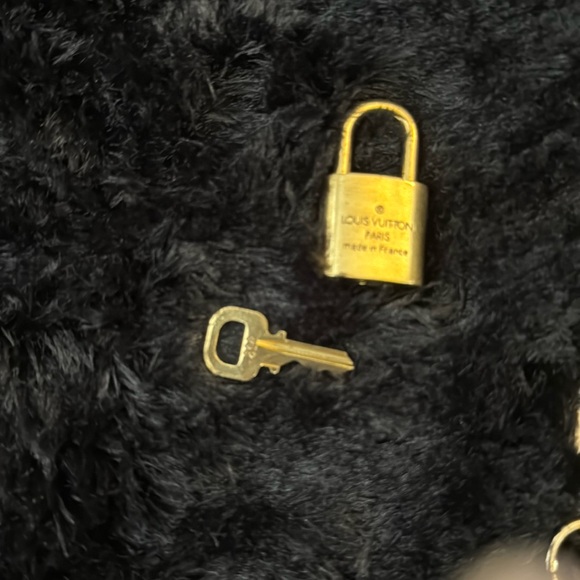 Louis Vuitton lock and key and LV bow charm - Picture 5 of 6
